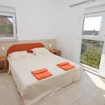 Apartment With Parking Space - 7252 Fazana